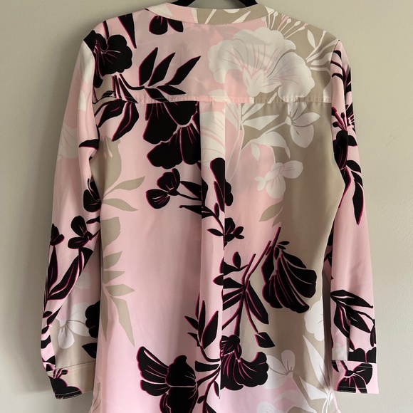 *HOST PICK* 👜👛Pretty in Pink Floral Tunic Top with V-neck - Picture 2 of 8